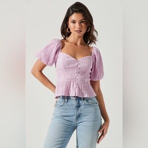 ASTR THE LABEL BUBBLE SHORT SLEEVE BUTTON FRONT TOP IN PINK SIZE L